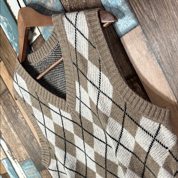 Classic Merino wool Sweater Vest in Brown and White - Picture 6 of 13